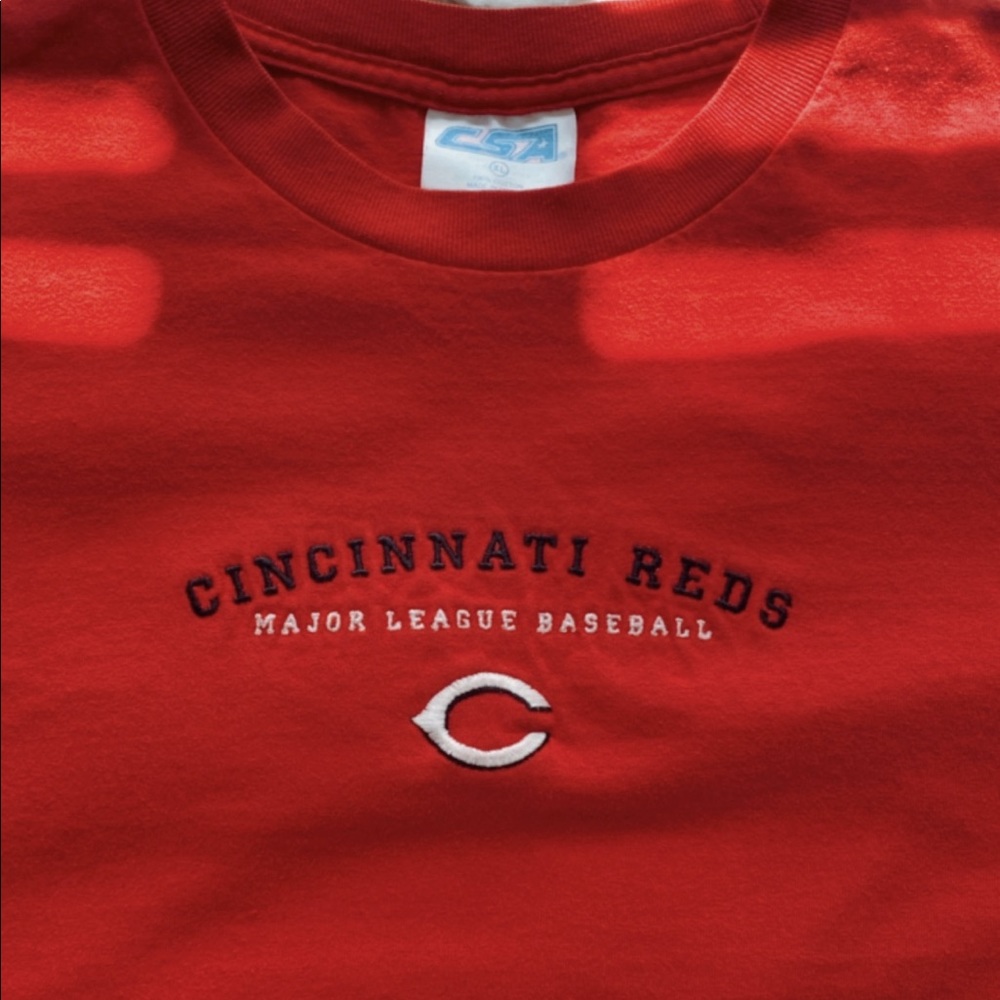 Cincinnati Reds Embroidered t-shirt